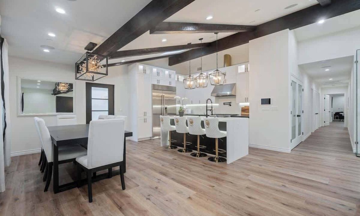 Magnolia Park House | 183 Stunning Stylish Modern Retreat in Burbank