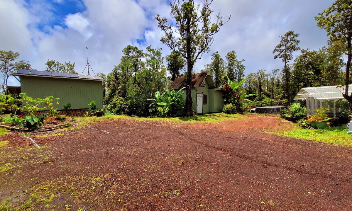 Fern Forest Cabin | #3 cabin - private space in volcano with TV, Microwave and indoor bathroom