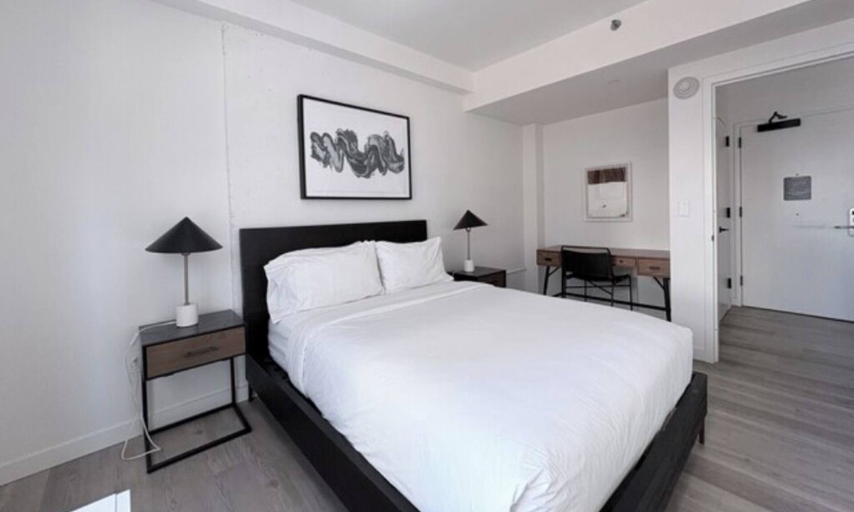 Hunters Point Apartment | 3 Inviting Units | Steps to MoMA PS1, Court Sq Metro & 5 Mins to Manhattan