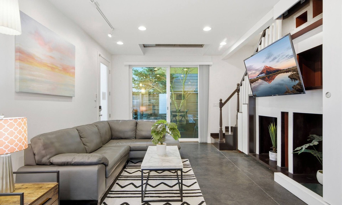 Squire Park House | 4 Beds Modern Capital Hill Townhome Walk to Seattle University