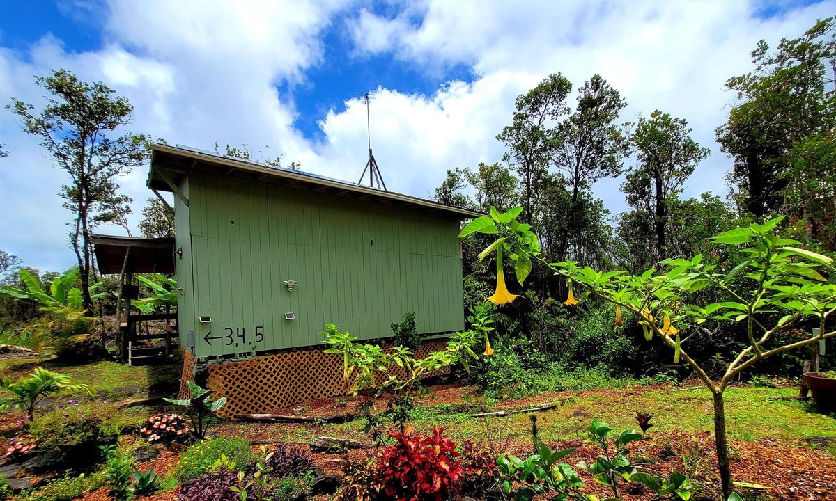 Pahoa Cabin | #4 Cabin private space in volcano with TV, Microwave and fridge