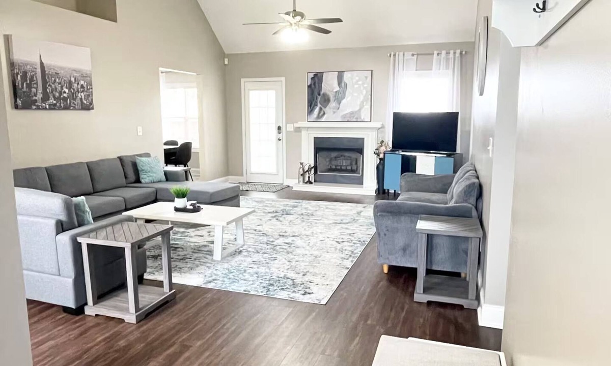 Warner Robins House | 4BR-3baths and 8 beds entire bungalow, great location, Warner Robins Happy House