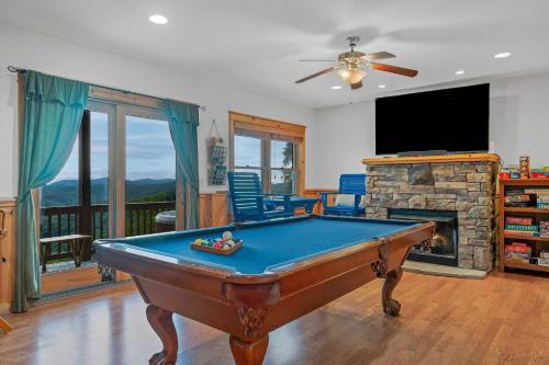 Wolf Laurel House | 4BR Cabin with Ski Resort, Mtn Views & Hot Tub