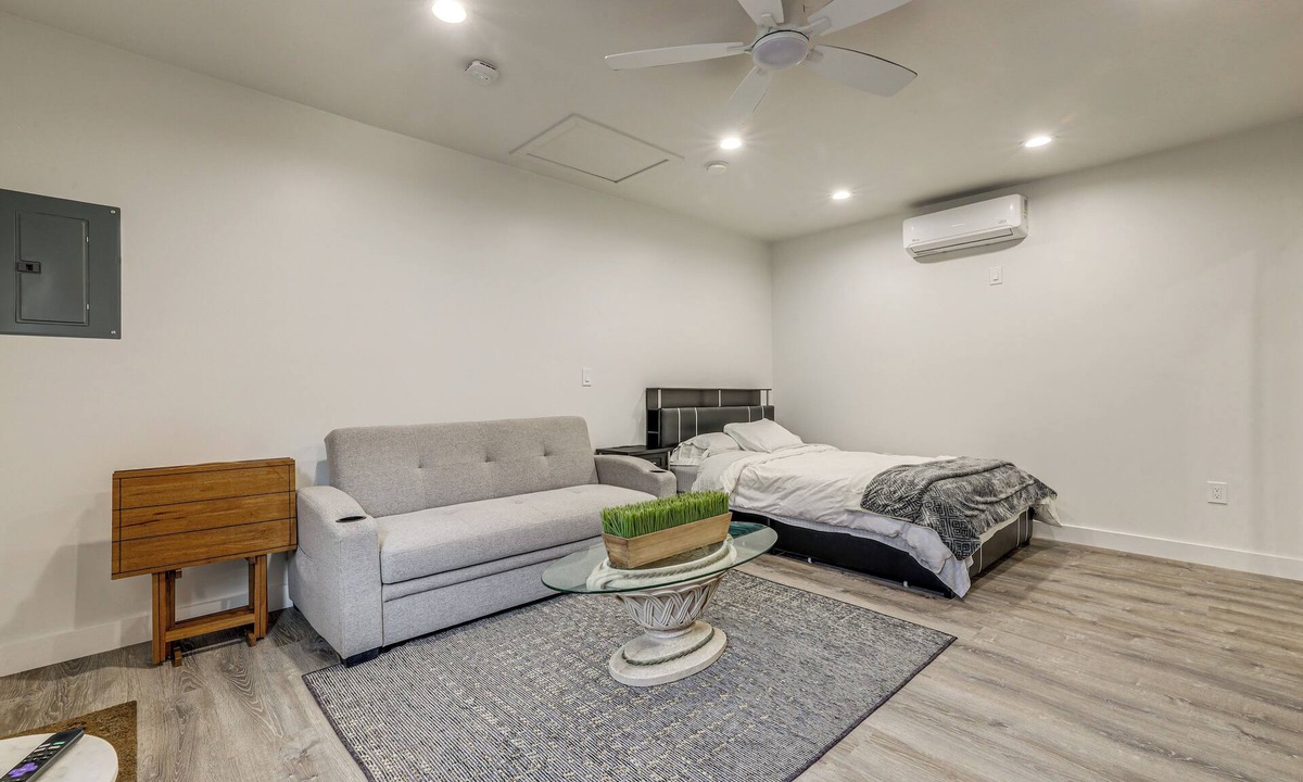 West Los Angeles Apartment | 5 Mi to Santa Monica Pier & Beach: Chic Studio