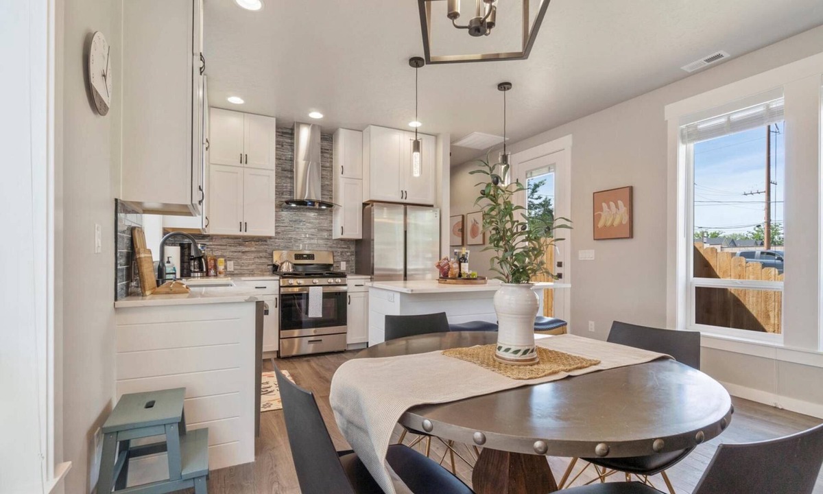 Boise Bench House | 5 min to BSU + 8 min to Downtown | Brand New Build! Happy Decor! Quiet Patio w/Seating & BBQ