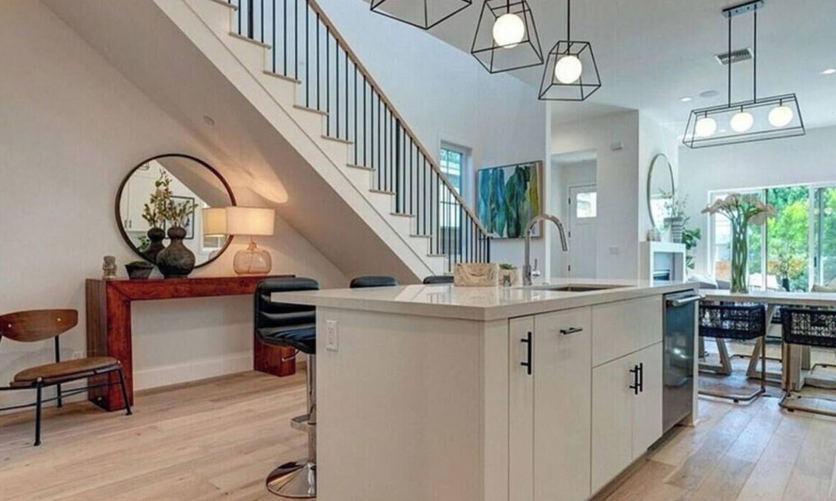 Del Rey House | A serene setting perfect for relaxation just moments away from Playa Vista.