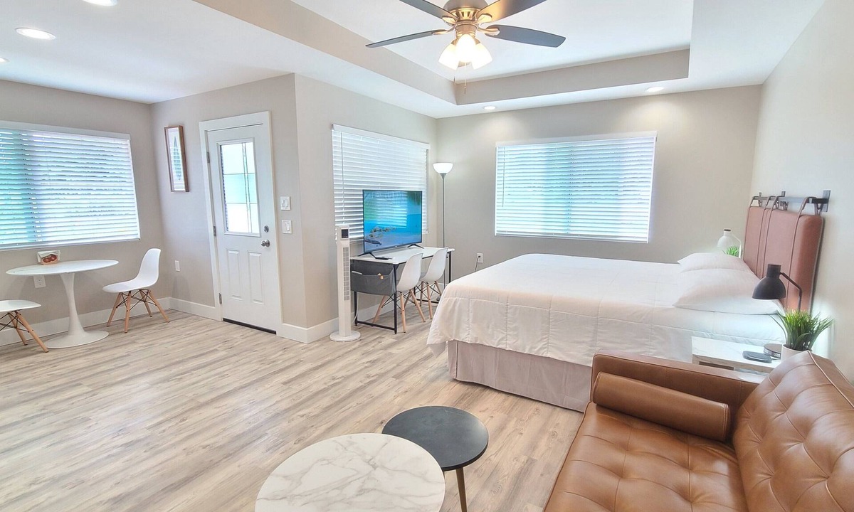 Keaau House | Air Conditioned! Cozy & Modern Style Studio King Bed Free Laundry