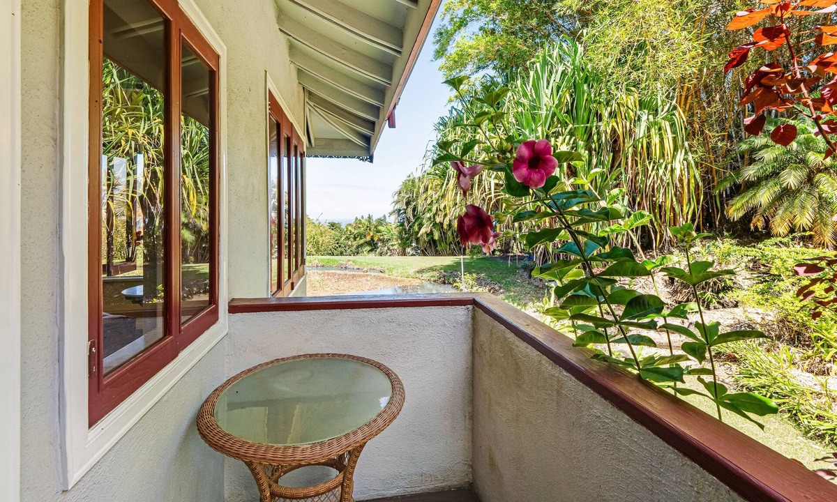 Honokaa House | Airy villa and Ohana suite in a tropical garden setting with lanai & patios