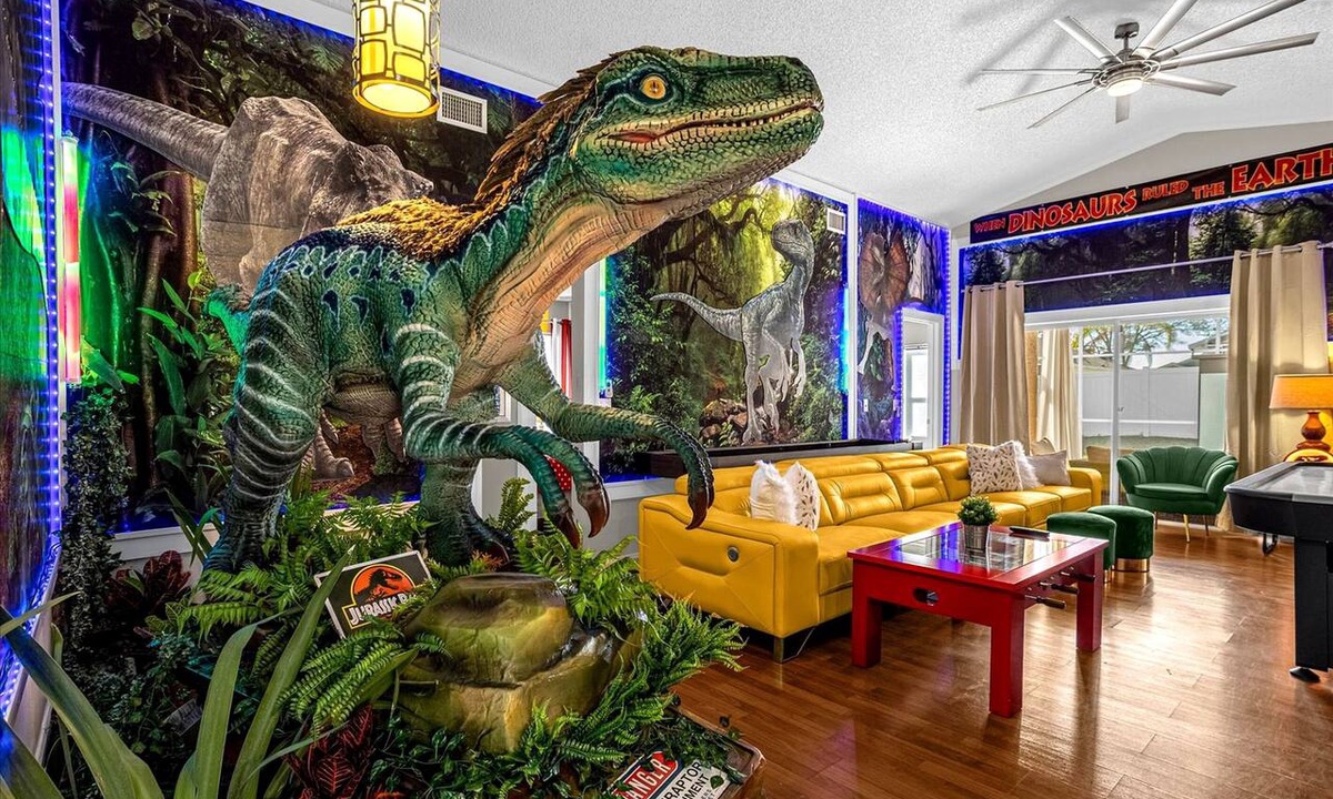 Clear Creek House | Animatronic Dinosaur Villa: 3 King Rooms, Theater & Private Pool Near Disney