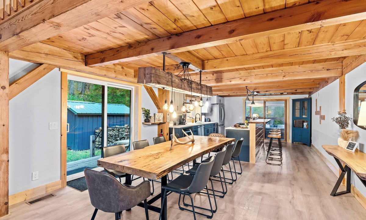 Ellicottville Cabin | Beautiful chalet on 5 acres - 2 min to Village!👌 Hot-Tub, Sauna, Fire Pit🔥