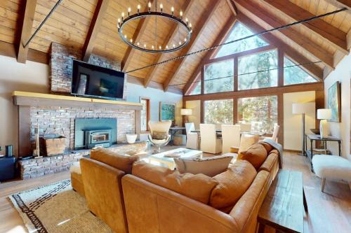 Round Hill Village House | Beautiful home near the lake & slopes with private hot tub pool table & WiFi