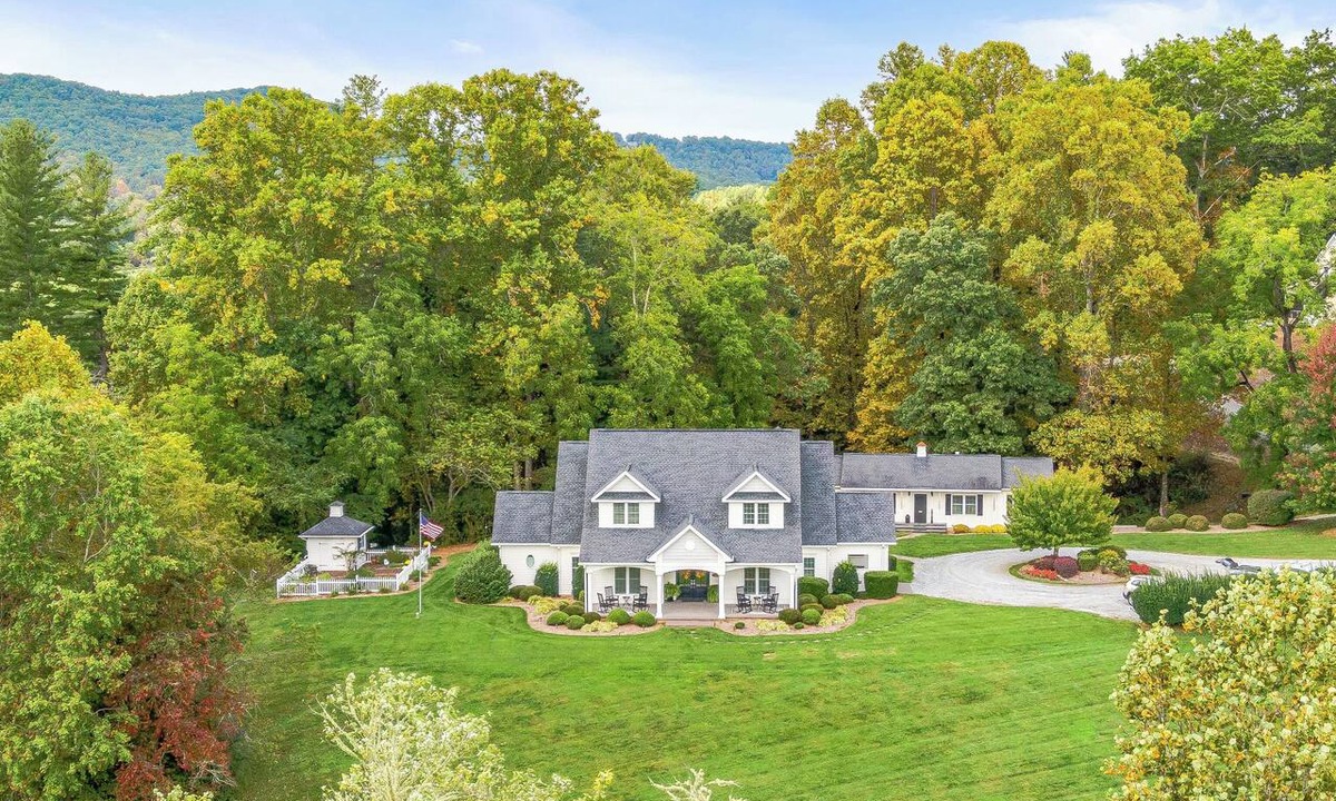 Mills River Bed & Breakfast | Bed & Breakfast on Tiffany Hill
