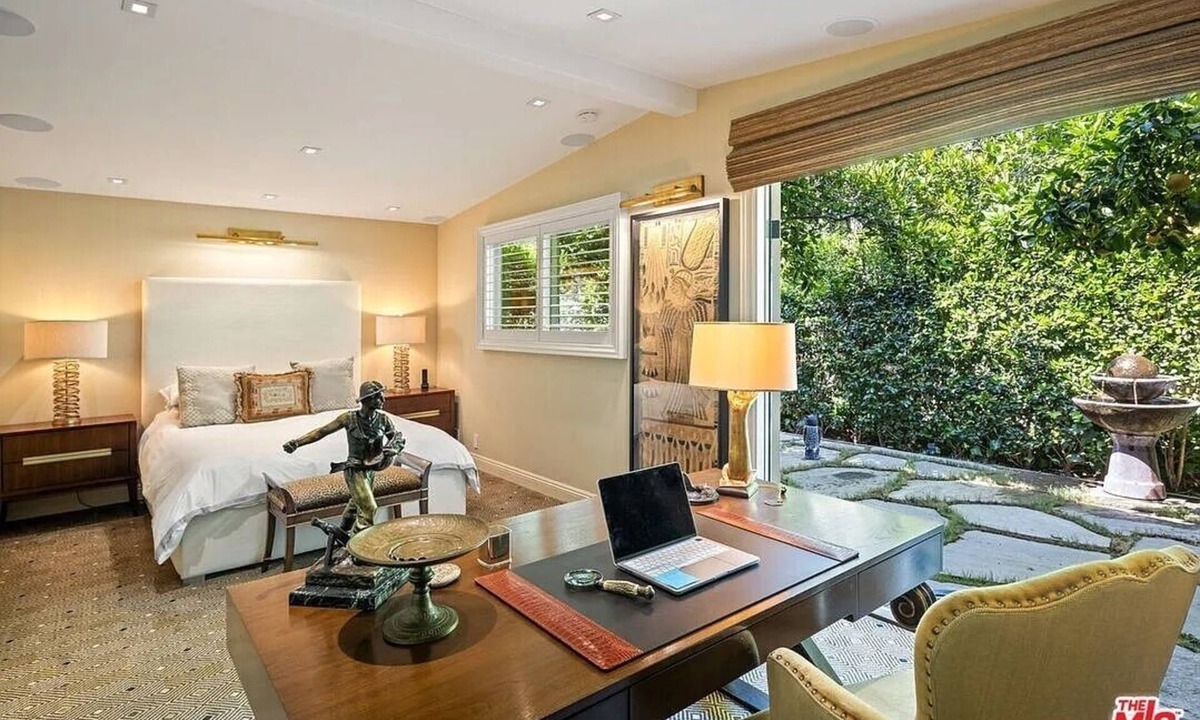 Beverly Glen Bed & Breakfast | Beverly Hills luxury suite with desk, wifi, and private entry.
