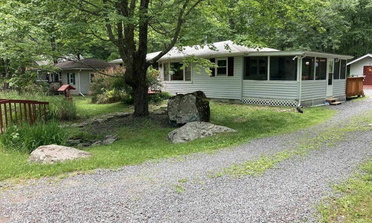 Pocono Lake Cottage | Book now for the dog days of summer!