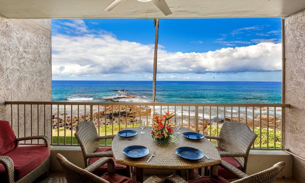 Historic Kailua Village Condo | 🏖️Breathtaking Ocean Front | AC | Next to Beach & Town