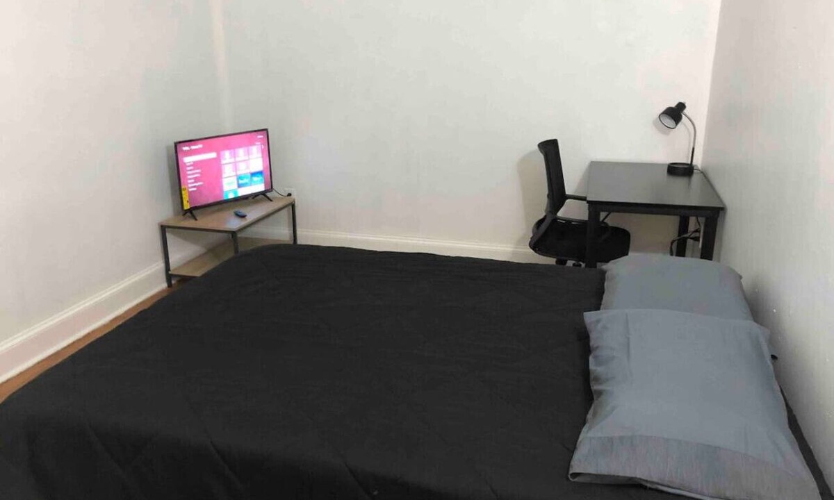Paterson Apartment | Bright 900 sf 2-bedroom, private street entrance, queen beds and Roku TVs