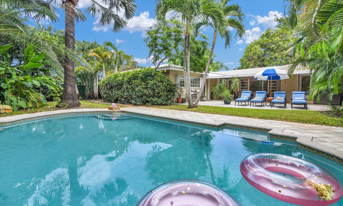 Coral Ridge House | Bungalow 31 – Coral Ridge Oasis | Heated Pool, Private Escape, Just 6 Mins to the Beach!