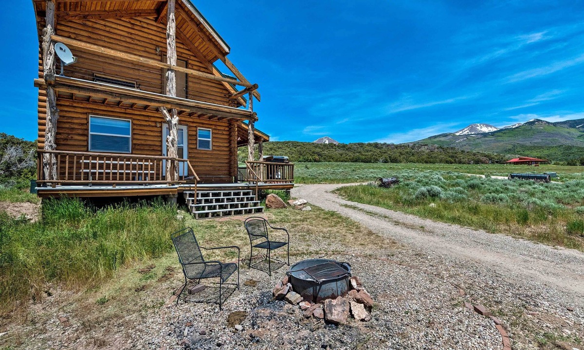 Spanish Valley Cabin | Cabin w/Fire Pit, Views & BBQ: 18 Mi to Moab!