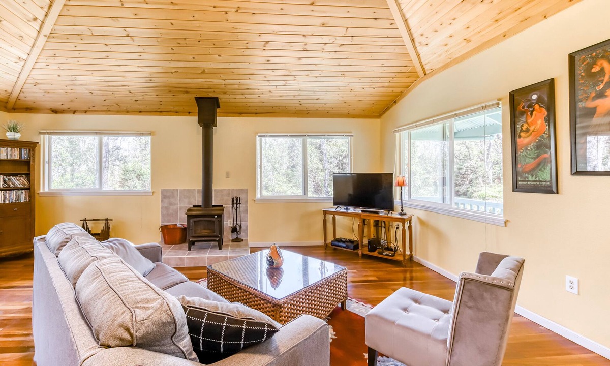 Mountain View House | Charming home w/wood stove - 10 minutes to Hawaii Volcanoes Nat'l Park