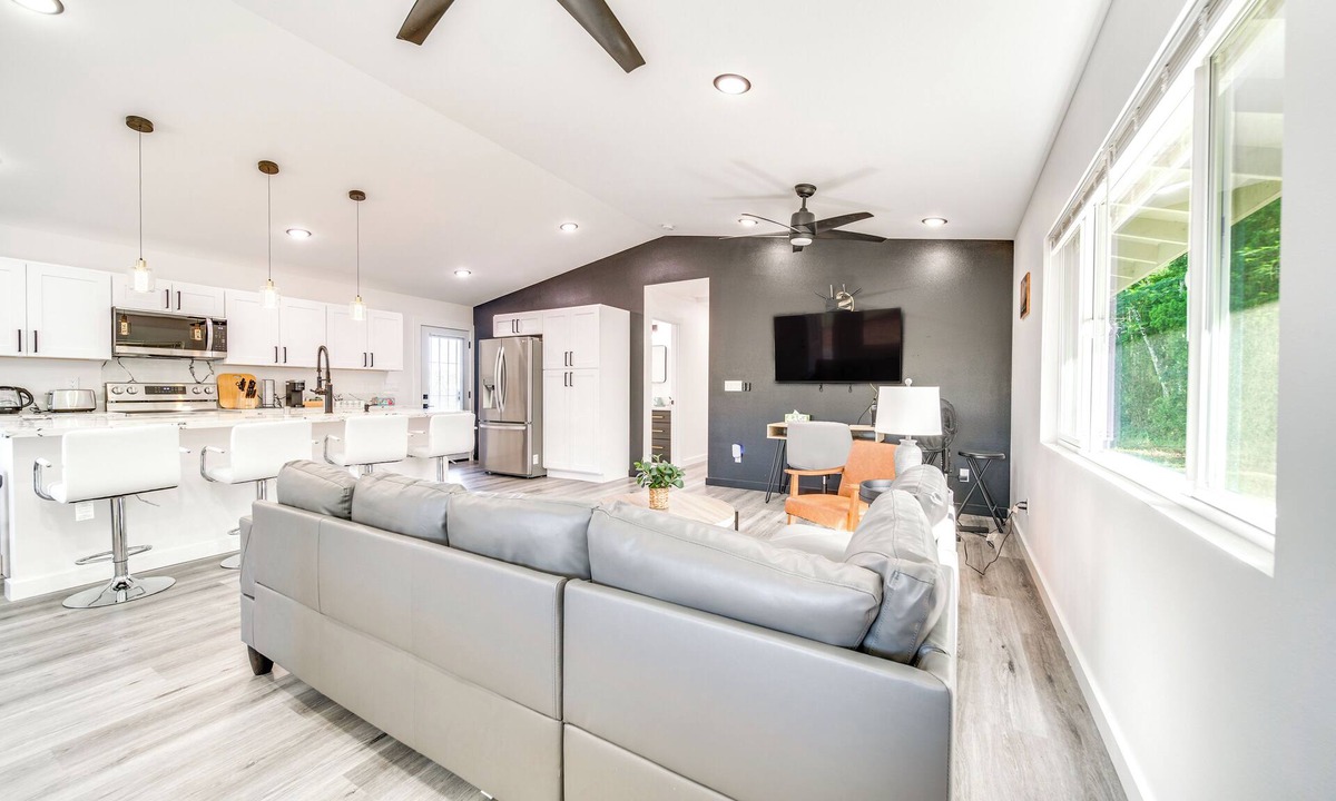 Keaau House | Close to Hiking & Beaches: Modern Keaau Home!