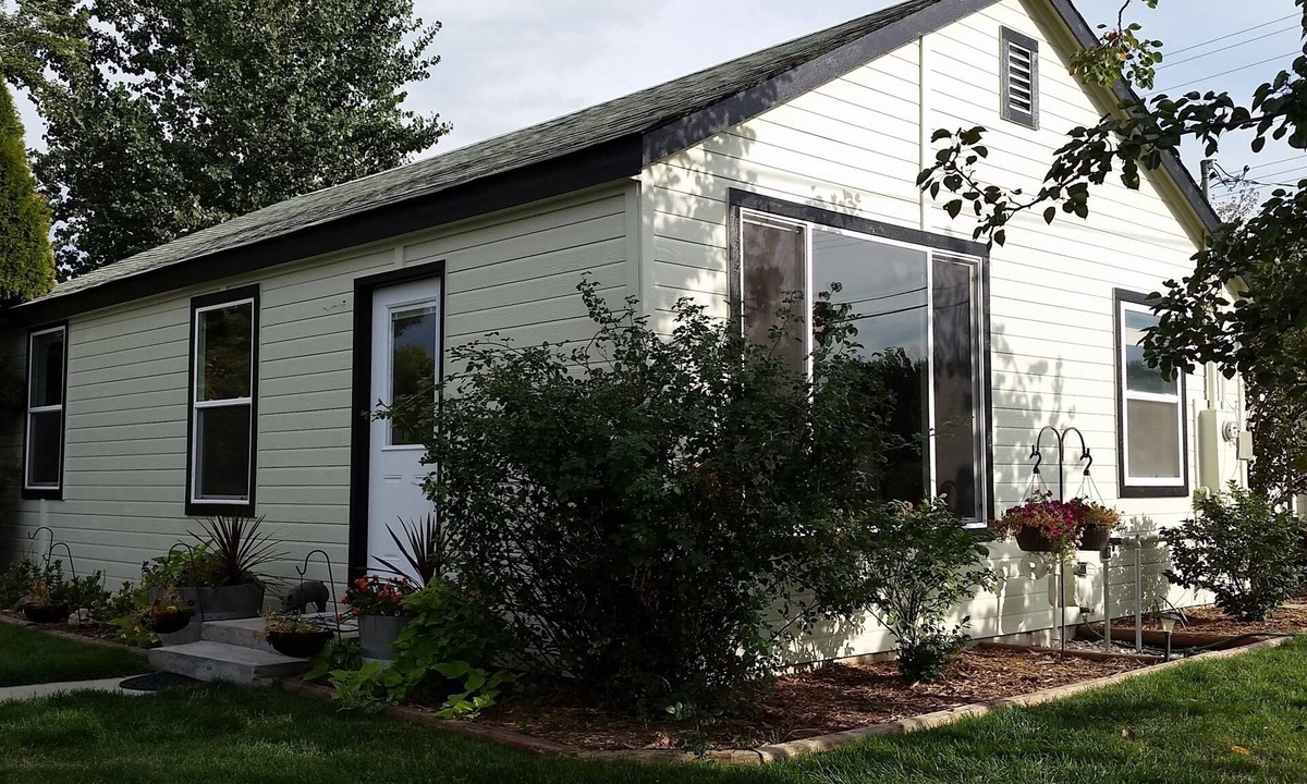 Southeast Boise House | Comfortable 2-bedroom house in Boise. Hot Tub. Fenced yard. Pet friendly.