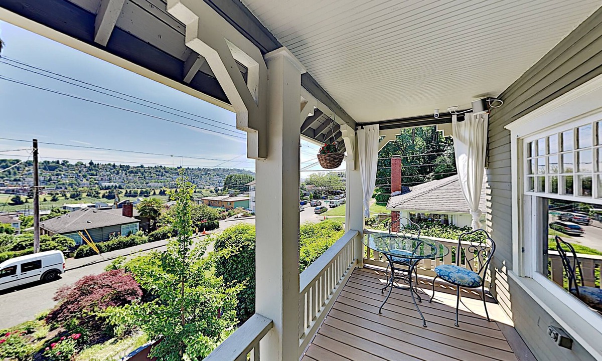 Southeast Magnolia House | Contemporary Craftsman: Skyline Views, A/C, Epic Outdoor Entertaining Space