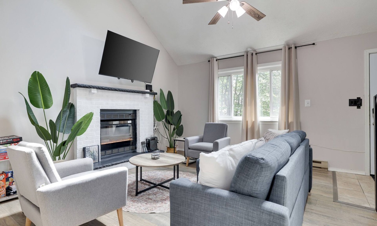 Tobyhanna Ski Chalet | Contemporary Escape ⭐️ Hot Tub ⭐️ Karaoke ⭐️ Gaming ⭐️ Fire Pit ⭐️ Lake Access