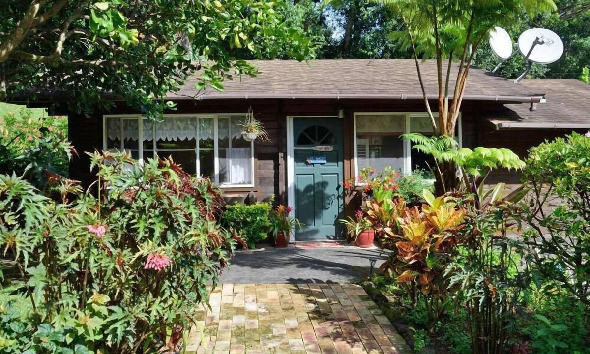 Honokaa Cottage | Cottage on a 3 acre estate, spa, fireplace, cozy, park like setting, fruit trees