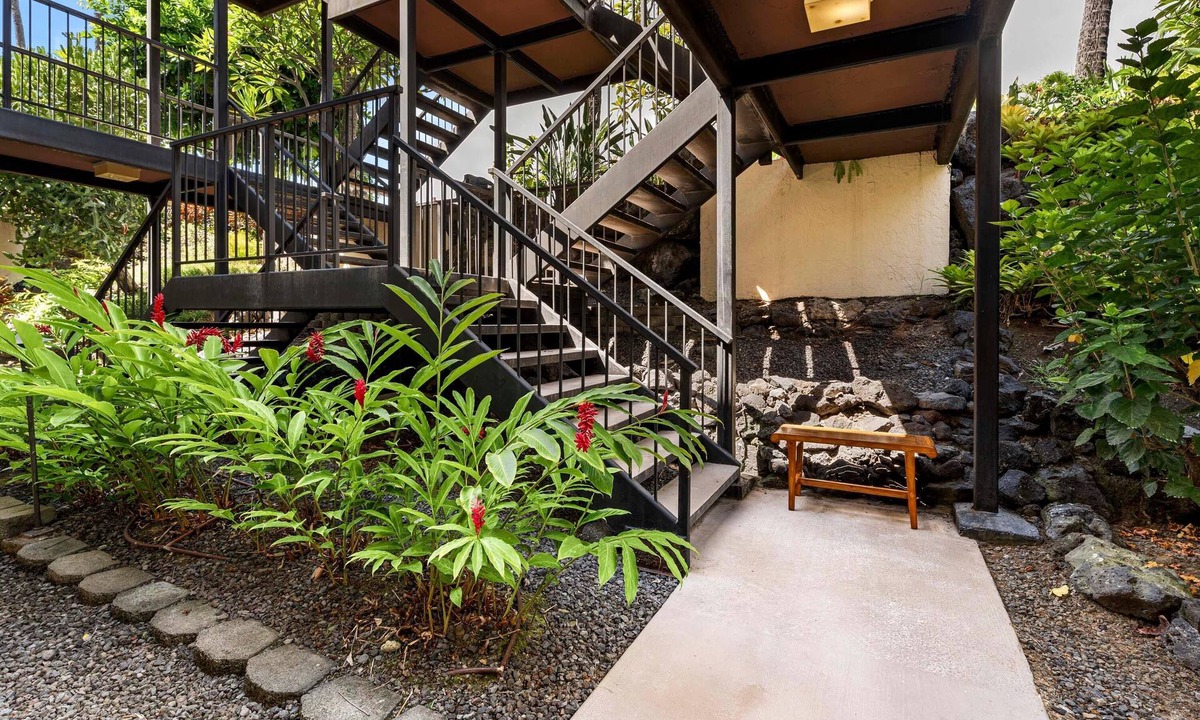 Historic Kailua Village Condo | Country Club Villas#115