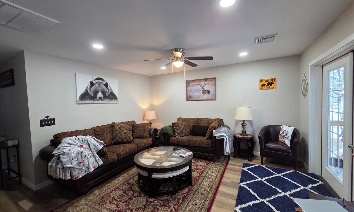 Summit Hill House | Cozy 2-bedroom building in awesome Summit Hill with A/C, fully fenced in yard