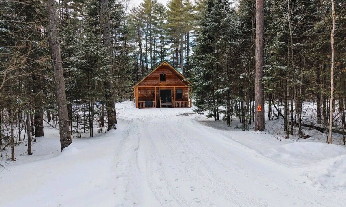 North New Portland Cabin | Cozy 3-bedroom log cabin nestled in the peaceful woods of central Maine