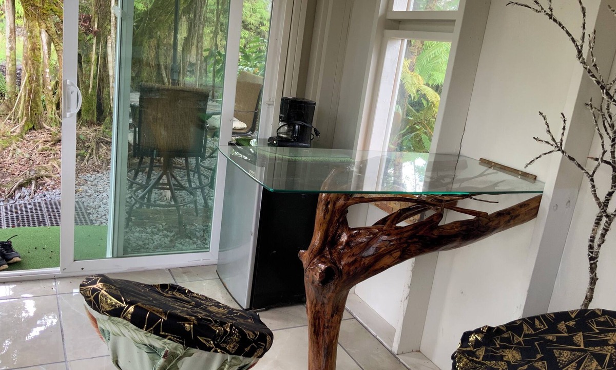 Eden Roc Cabin | Cozy cabin under majestic banyan tree