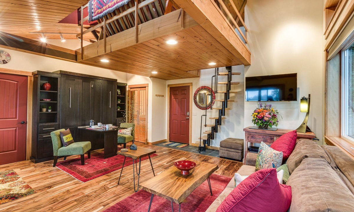 Bellingham House | Cozy cottage nestled along Chuckanut trails close to Fairhaven/Larrabee St. Park