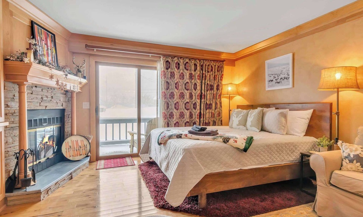 Ellicottville Condo | Cozy Studio with Fireplace, King Bed, A/C