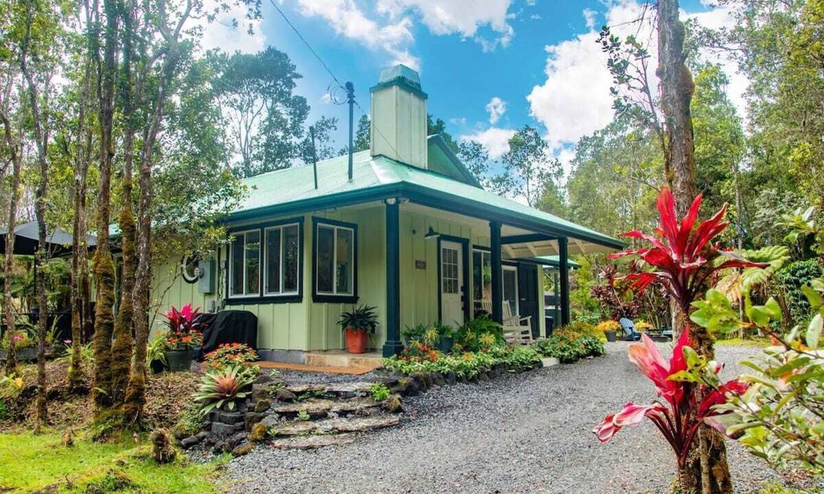 Royal Hawaiian Estates Cabin | Cozy Volcano Cottage