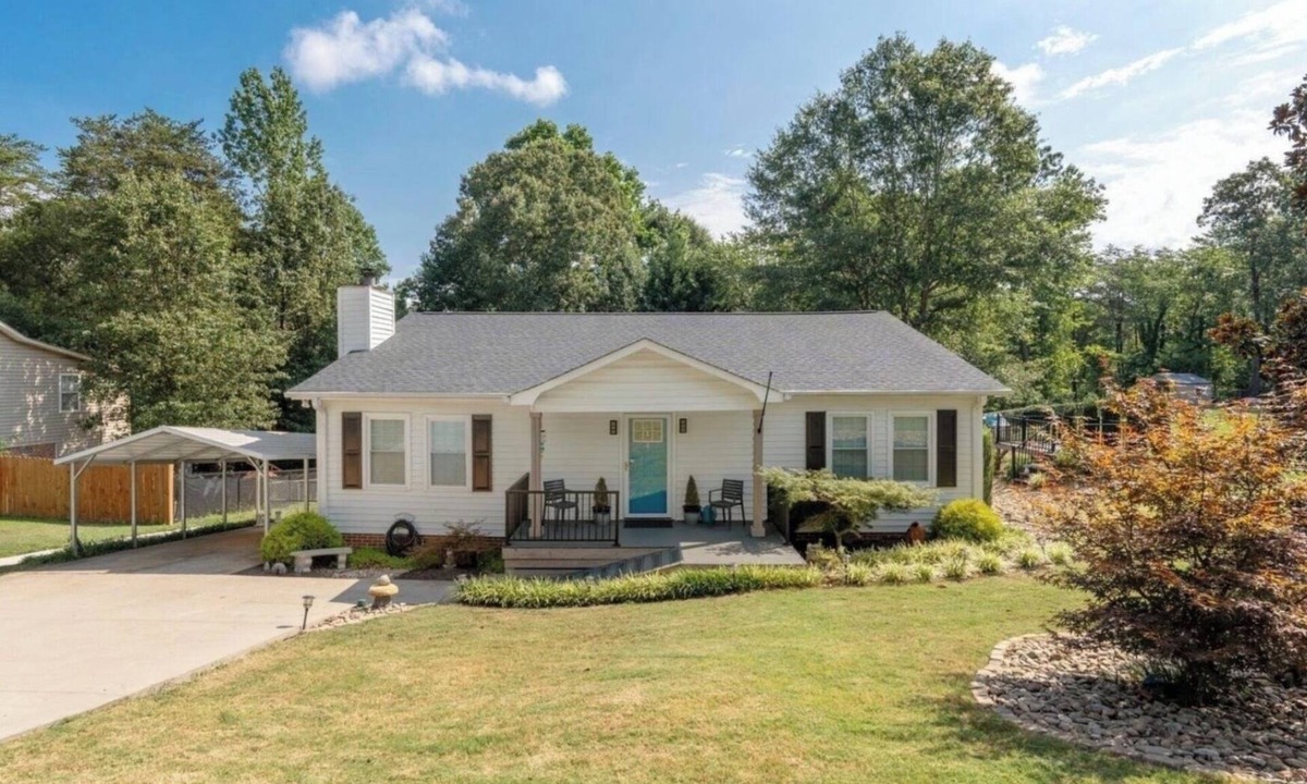 Taylors House | Cute 3 & 2 House with 2 decks and Game Room near Greenville, Greer, TR, Clemson