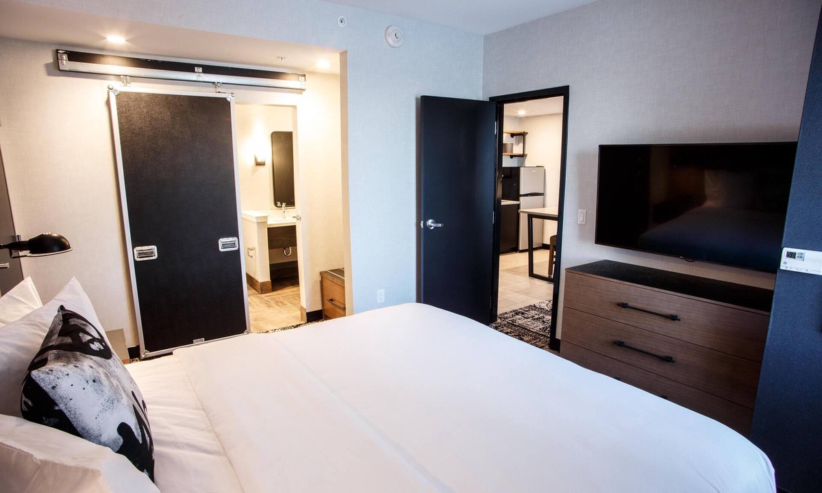 Lititz Hotel | Deluxe Queens ADA Hearing and Mobility Accessible w/roll-in shower -Free Wifi