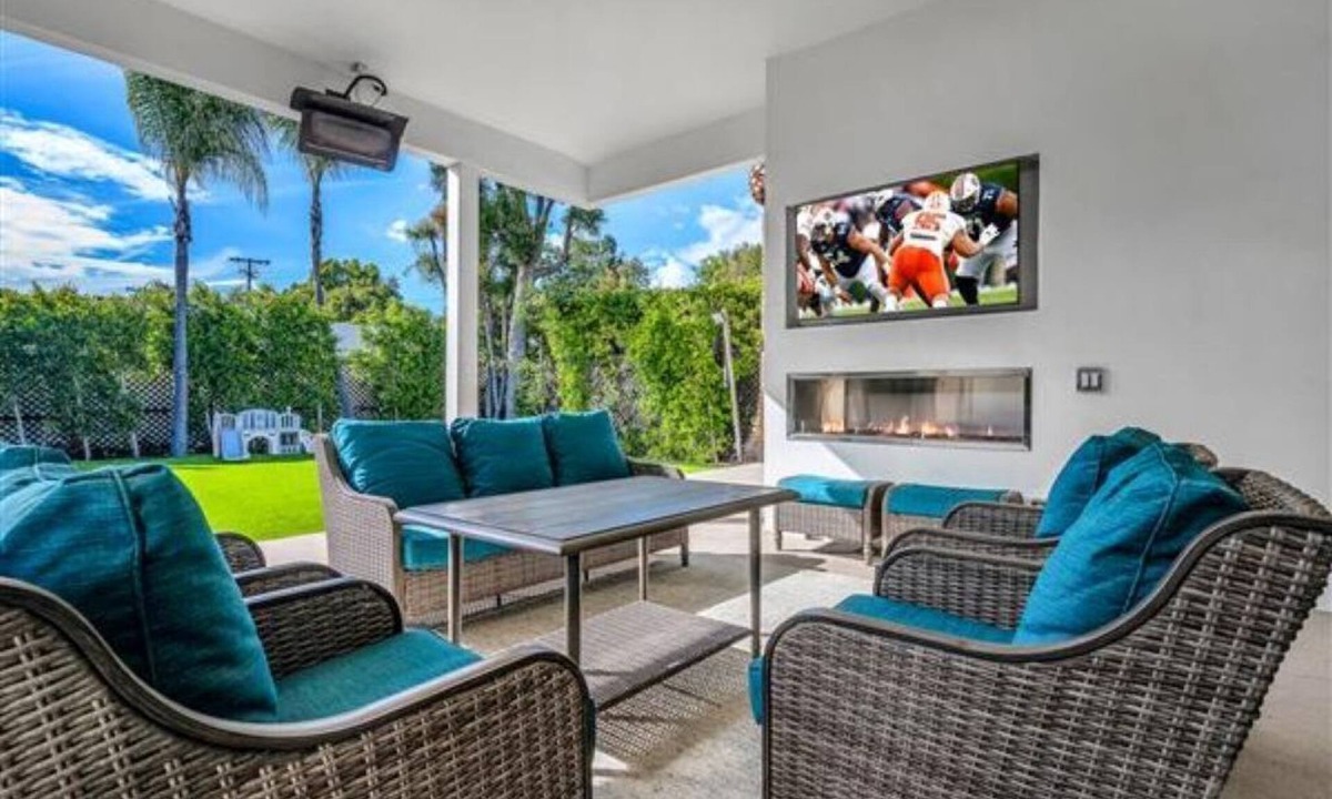 Sawtelle House | Elegant Brentwood Retreat Steps from San Vicente Dining & Shopping