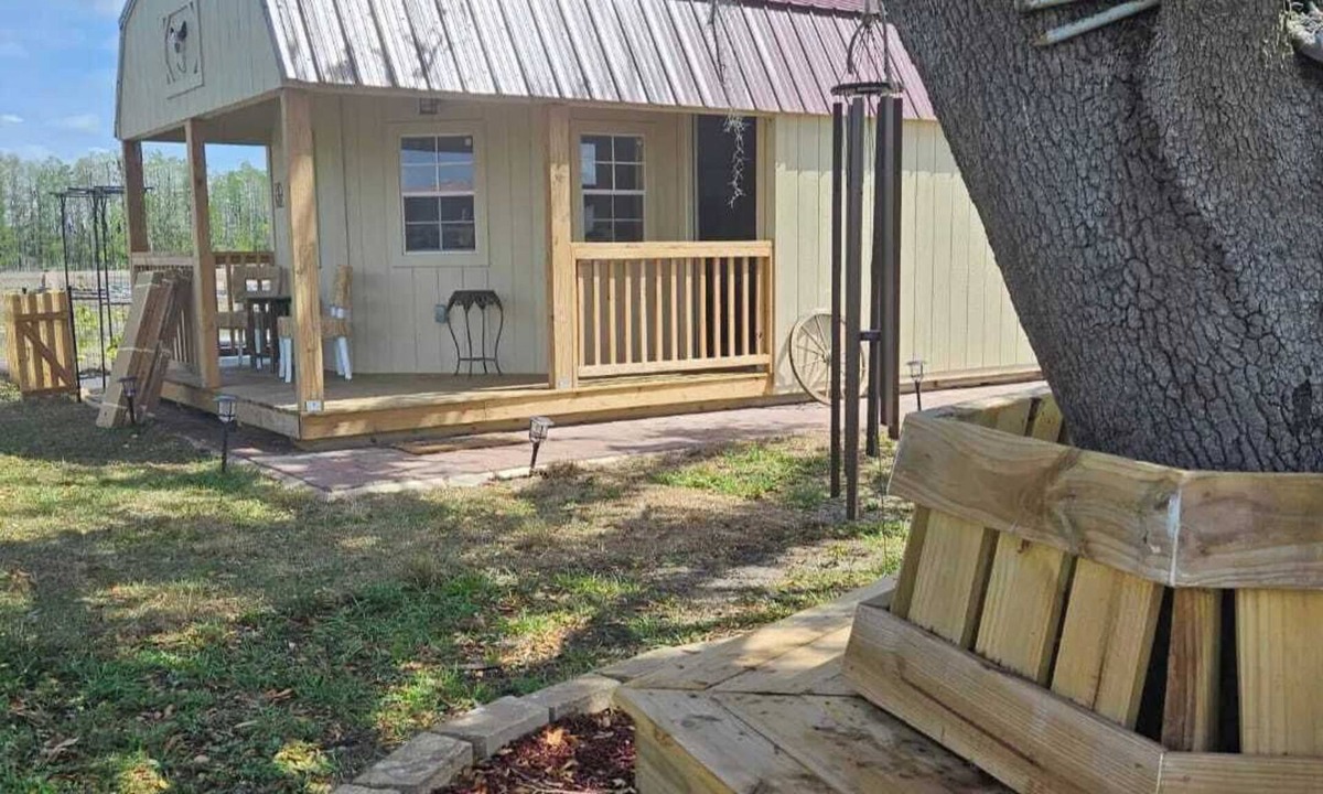 Groveland House | Experience the simple life in our charming Mini Farm/Cottage house for rent.