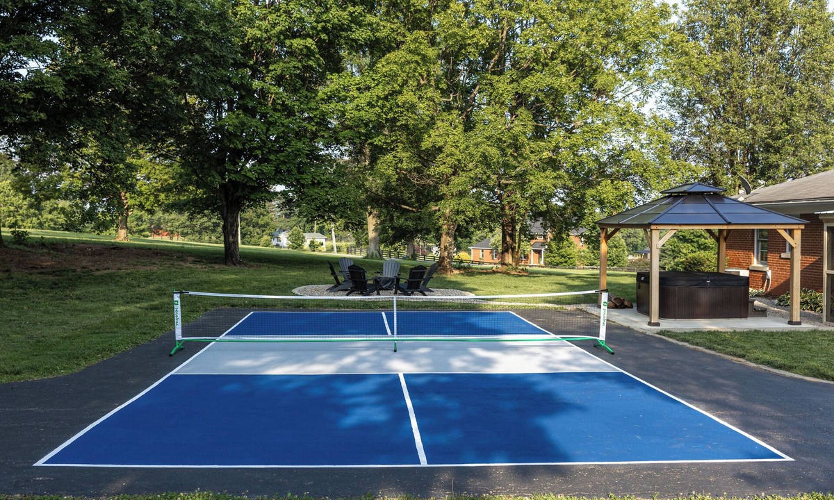 Midway House | Family Fun Retreat - Pickleball, 9 Hole Mini Golf, Hot Tub + Fire Pit + Jukebox