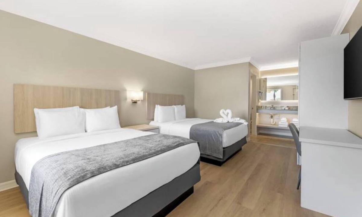 Florida Center Hotel | Family Room 2 Queens Near Universal Studios - Free Breakfast Included