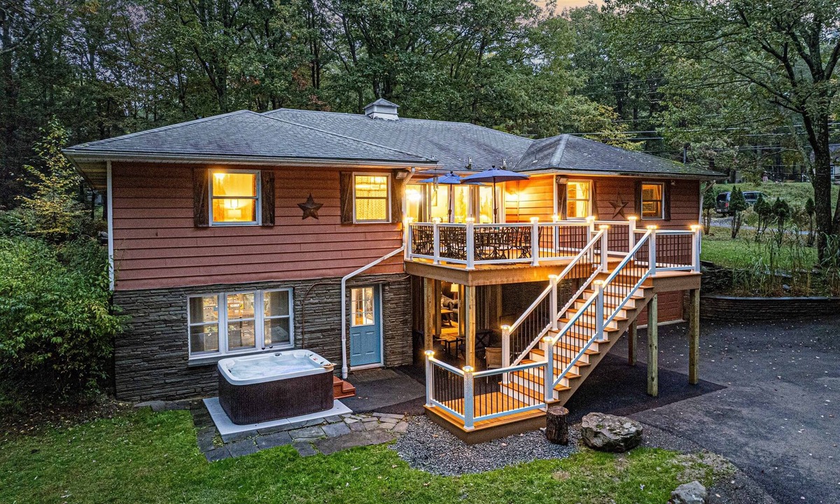Dingmans Ferry House | Fire Pit-Theater-Arcades-Hot Tub-Dogs Welcome
