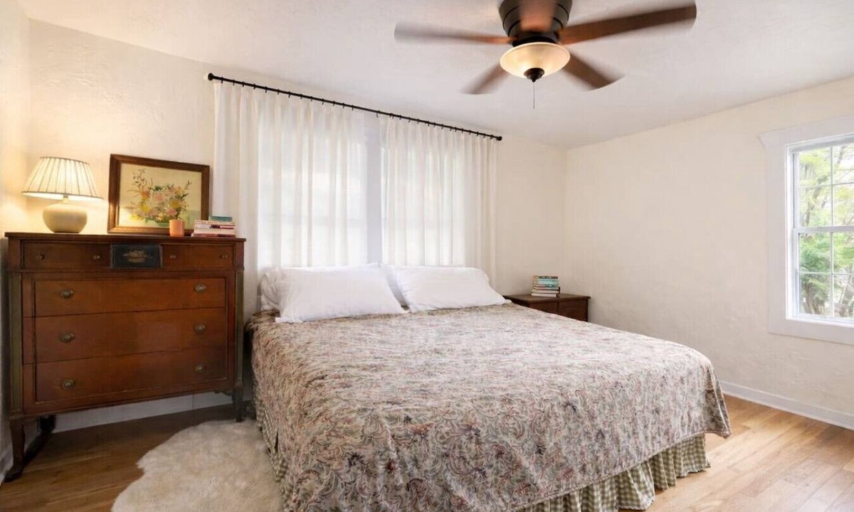 Gainesville House | Game Day Split squad sleeps 17 under 3 roofs