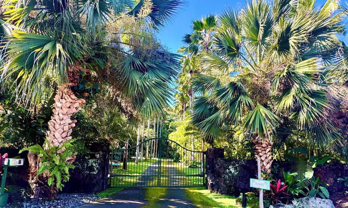 Kailua-Kona Cottage | Gated Tropical Retreat in Kailua Kona Hawai’i, five minutes from the ocean.