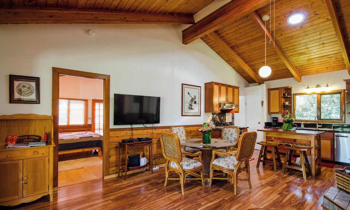 Volcano House | Gorgeous 3b/2b house minutes from Natl Park & Volcano Village. Family friendly!