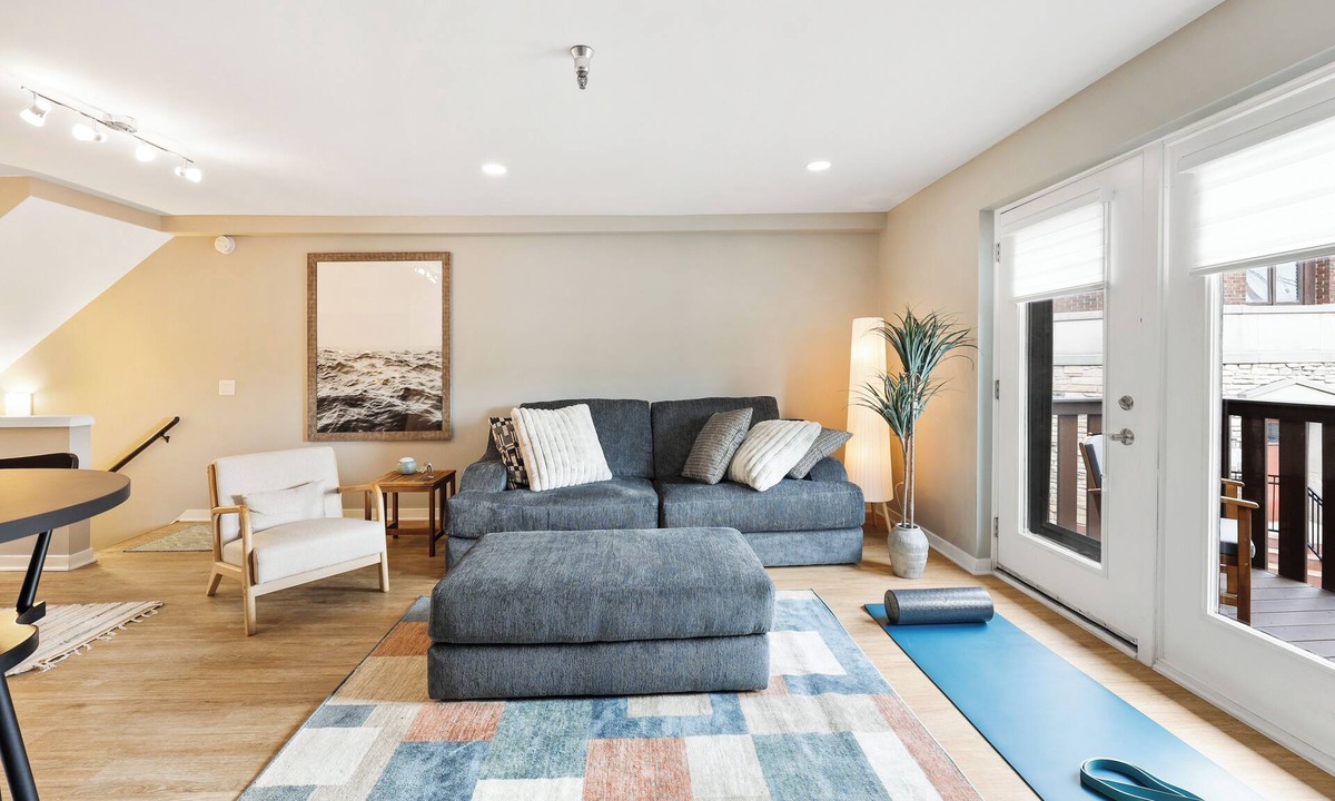 Regent Condo | Gorgeous Madison Townhouse w Two Parking Spots - Book Now for 2027!
