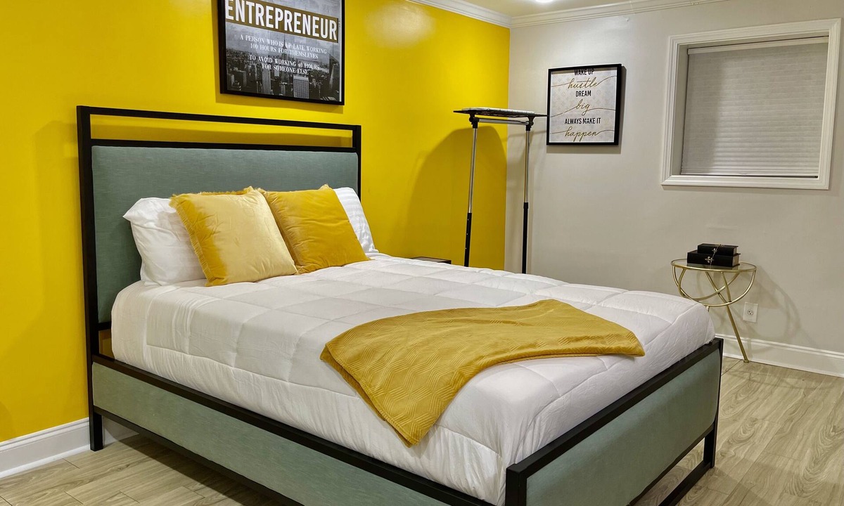 Peachtree Heights West Apartment | HIDDEN GEM: STUDIO QUEEN IN THE HEART OF BUCKHEAD