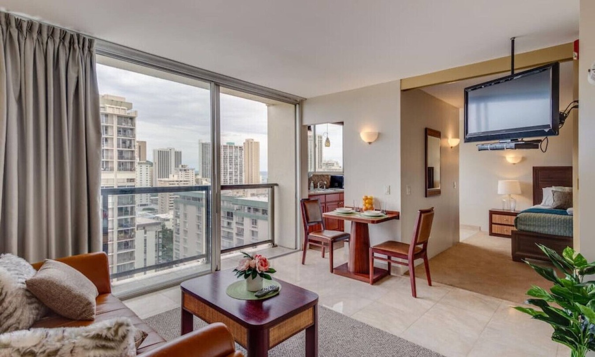 Diamond Head - Kapahulu - St. Louis Condo | High Floor 1 BR with in Unit Washer Dryer in Waikiki, Tandem Parking Included, Close to Beach