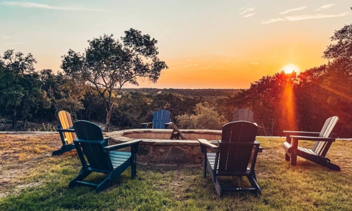 Dripping Springs House | Hill Country pet-friendly retreat for 30 guests with pool, hot tub, pickleball & unforgettable sunset views.