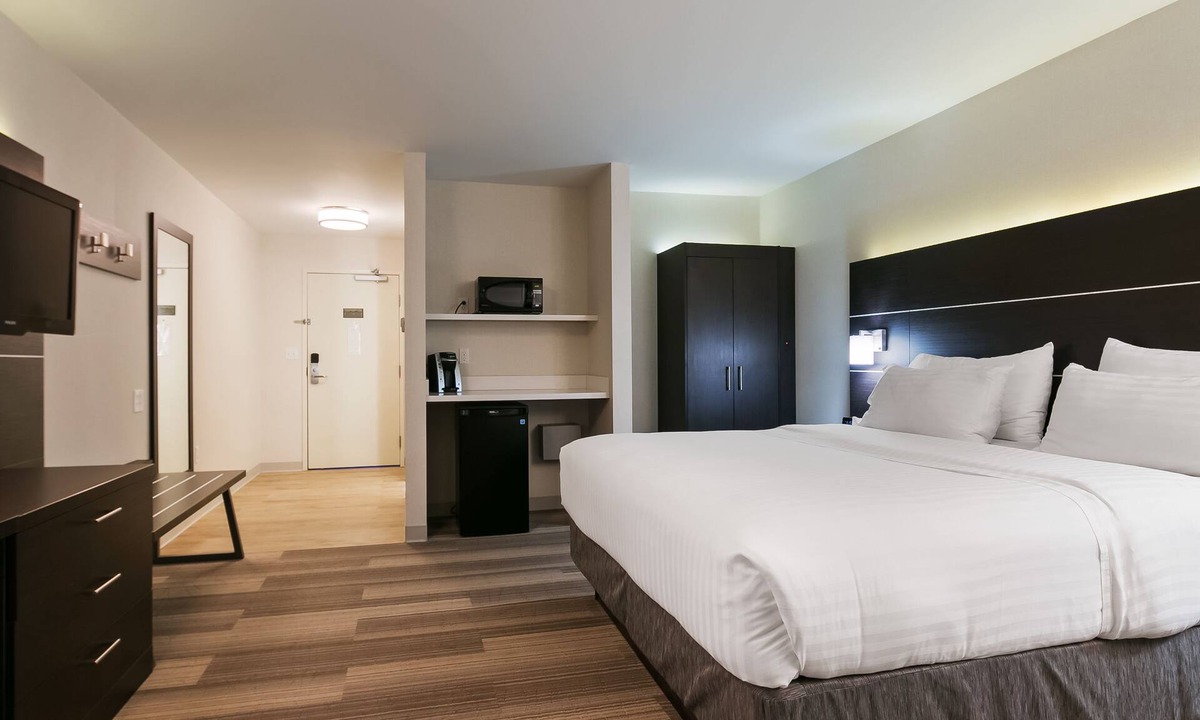Paine Field-Lake Stickney Hotel | Holiday Inn Express & Suites Everett by IHG